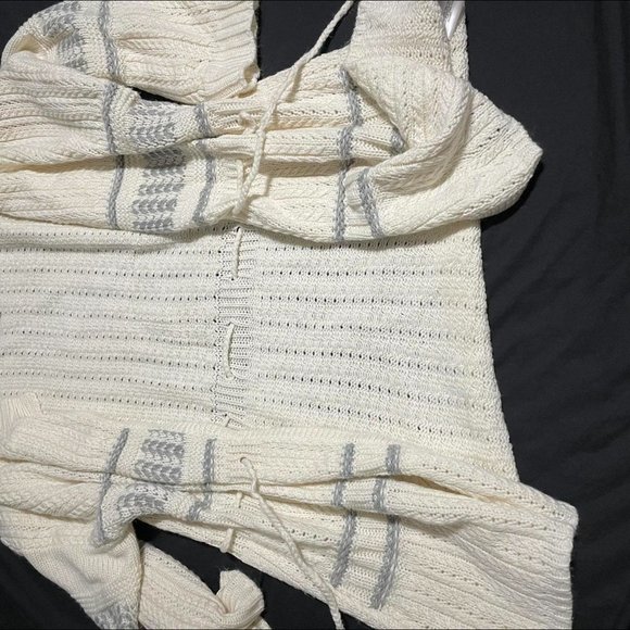 Taylor Swift -esque Cardigan. Oversized, knit cardigan with waist defining tie - Picture 5 of 6